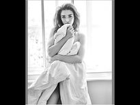 एमी जैक्‍सन ने Bed-sheet के साथ करवाया 