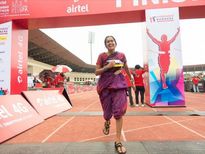 साड़ी को प्रमोट करने के लिए 42 किलोमीटर साड़ी पहनकर भागी महिला 