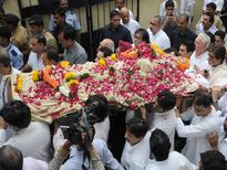  अचानक दिख जाए किसी की अर्थी, तो झुक कर करें प्रणाम... होता है काफी शुभ 