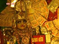 रतलाम के लक्ष्मी माता के इस मंदिर में बंटता है सोना-चांदी 