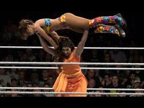 WWE :खली की शिष्या ने अखाड़े में पहुंचकर देसी स्‍टाइल में चित किया था फेमस रेसलर को, देखिए वीडियाे..