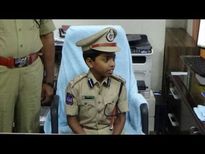 हैरानी : 10 साल की उम्र में बच्चा बना पुलिस कमिश्नर, देख के दंग रह जाएंगे आप......
