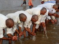 कभी सोचा है, नदी और तालाब किनारे ही क्‍यों किया जाता है श्राद्ध ?