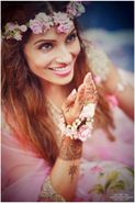 Bride to Be:  मे‍हंदी और हल्‍दी सेरेमनी मे फ्लोरल ज्‍वैलरी से खुद को लगाए चार चांद 