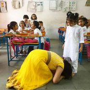 टीचर्स डे: एक अनोखा स्कूल, जहां टीचर्स छूते हैं स्टूडेंट्स के पैर, जानिए कहां है......
