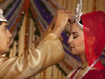 क्यों भरा जाता है मांग में सिंदूर, जानिए कब और कैसे हुई थी इसकी शुरुआत