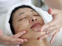   चेहरे को ऐसे करें तेल से साफ, निकलेगी गंदगी और दमकेगा चेहरा 