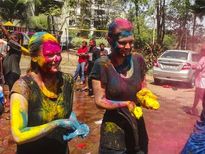 Holi 2018 : ब्रांडेड कपड़ों में लग गया होली का रंग! टेंशन नॉट इन घरेलू तरीकों से हटाएं.. 