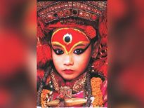 जानिए, नेपाल की 'जीवित कन्‍या' की पूजा का सच, पीरियड आने के बाद छीन लेते है 'देवी' की उपाधि