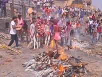  काशी के इस श्‍मसान घाट पर शिव भक्‍त खेलते हैं 