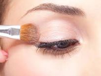 सेंसेटिव आंखों के मेकअप के लिए जानिए 10 बेहद आसान टिप्स