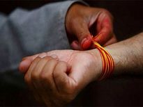 कलावा बदलने के लिए सिर्फ दो दिन हैं शुभ, किसी और दिन ना करें ये काम