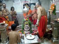 शिवलिंग पर चढ़ा प्रसाद ग्रहण करना चाहिए या नहीं, जानें सच