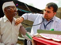 ये डॉक्‍टर गांव-गांव घूमकर करता है कैंसर रोगियों का फ्री इलाज, 500 से ज्‍यादा मरीजों की बचाई जान 