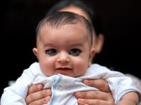 नवजात शिशु की आंखों में क्या काजल लगाना है सही, जानें डॉक्टर की राय
