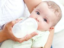 शिशु को बोतल से दूध पिलाने के भी होते है नुकसान, जानें कैसे करें फीड 