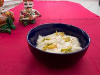 Holi Special: इस बार होली पर घर आए मेहमानों के लिए बनाएं ठंडाई श्रीखंड