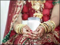 यकीन करना नहीं आसान, फर्स्ट नाईट पर ज्यादातर इंडियन कपल्स करते हैं ये काम