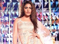 सुरभि चंदना अपने डिफरेंट ड्रेसिंग सेंस से सबको करती हैं इंप्रेस, देखें ग्लैमरस लुक