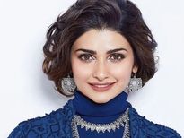 प्राची देसाई ने अपने डिफरेंट ड्रेसिंग स्टाइल से साबित किया,  वह हैं बी टाउन की फैशन क्वीन