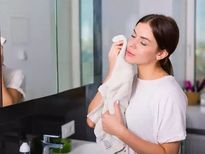 स्किन की देखभाल के लिए रात और दिन के समय इस तरह करें स्किन की देखभाल