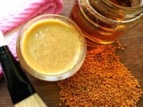 ग्लोइंग स्किन के लिए यूज करें DIY सरसों के तेल का फेस मास्क