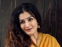 रवीना टंडन अपनी जवां और ग्लोइंग स्किन के लिए इस्तेमाल करती हैं घरेलू नुस्खे, जानें ब्यूटी सीक्रेट