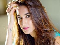 एरिका फर्नांडिस से जानें फेस वॉश का सही तरीका, पाएं ग्लोइंग स्किन 