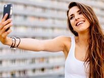 ज्यादा सैल्फी लेने से बिगड़ सकती है आपकी स्किन, जानें इसके साइड इफेक्ट्स