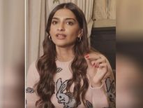 सर्दियों में काले और फटे होठों को मुलायम बनाए रखने के लिए सोनम कपूर इस्तेमाल करती हैं ये DIY स्क्रब