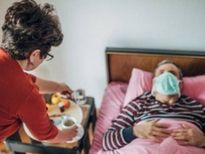Covid-19: अगर घर में है कोई कोरोना का मरीज, तो इन सेफ्टी टिप्‍स से खुद को संक्रमित होने से बचाएं