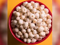 गर्मियों में एक्ने से छुटकारा पाने के लिए इस्तेमाल करें मखाना फेस पैक