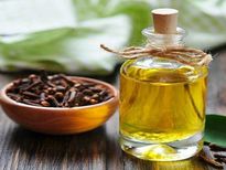झुर्रियों और मुंहासे से छुटकारा पाने के लिए इस्तेमाल करें लौंग का तेल, जानें इस्तेमाल का तरीका