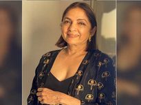 60 साल की उम्र में नीना गुप्ता शॉर्ट ड्रेस में लगाती हैं बोल्डनेस का तड़का, देखें फैशन स्टेटमेंट