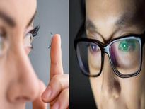 Contact Lenses vs Glasses: चश्‍मा पहने या कॉन्‍टेक्‍ट लेंस, जानें क्‍या है, जानें फायदे और नुकसान 
