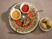 Rakhi Thali Decoration : इस तरह सजाएं राखी की थाली, न भूलें इन चीजों को रखना 