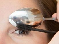Makeup Hacks: चम्मच की मदद से लगाएं मस्कारा और हटाएं आंखों की सूजन- जानें स्पून ब्यूटी हैक्स