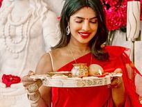 Karwa Chauth Makeup Tips: करवा चौथ पर खूबसूरत लुक के लिए ट्राई करें ये 5 मेकअप प्रोडक्ट 