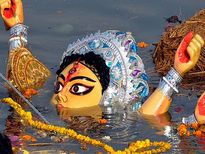 Durga Visarjan: धरती रूपी मायके से विदा लेकर अपने ससुराल कैलाश लौट जाती हैं देवी मां