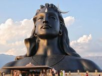 Maha Shivratri 2022: महादेव को प्रसन्न करने के लिए शिव पूजा में पहनें इस रंग के कपड़े