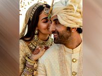 सब्‍यसाची के आइवरी मैचिंग ड्रेस में हंसो का जोड़ा जैसा था आल‍िया और रणबीर का वेडिंग लुक, तस्‍वीरों में देखिए