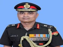 जानें कौन हैं लेफ्टिनेंट जनरल मनोज पांडे जो संभालेंगे आर्मी चीफ पद की जिम्मेदारी