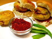 World Vada Pav Day 2022 : मुंबई के लोगों के लिए स्ट्रीट फूड नहीं बल्कि एक अहसास है 'वड़ा पाव'