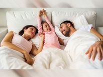 आपका ग्रोइंग क‍िड अभी भी आपके साथ सोता है, जानें कब डालें बच्‍चें को अलग सुलाने की आदत