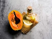 साफ सुथरी स्किन के ल‍िए लगाएं पपीते का तेल, चेहरा न‍िखरेगा और नजर नहीं आएंगी झु‍र्रियां