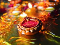 Diwali Decoration: आर्टिफिशियल फूलों और फेरी लाइट्स से अपनी बालकनी को दें नया लुक