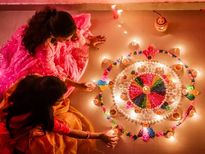 दिवाली पर अपने घर को दें नया लुक, कम बजट में इस तरह भरे रंग