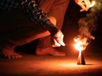 दिवाली के पटाखों से अपनी गाड़ी को रखना है सेफ, तो भूलकर भी न करें ये काम