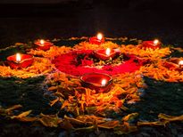 Happy Diwali 2022: अपने दोस्तों और रिश्तेदारों को इन संदेशों के जरिए दें दिवाली की शुभकामनाएं
