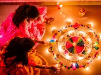 Happy Dhanteras 2022:  धनतेरस के त्योहार पर अपनों को शेयर करें मैसेज, कोट्स और प्यार भरे ये संदेश